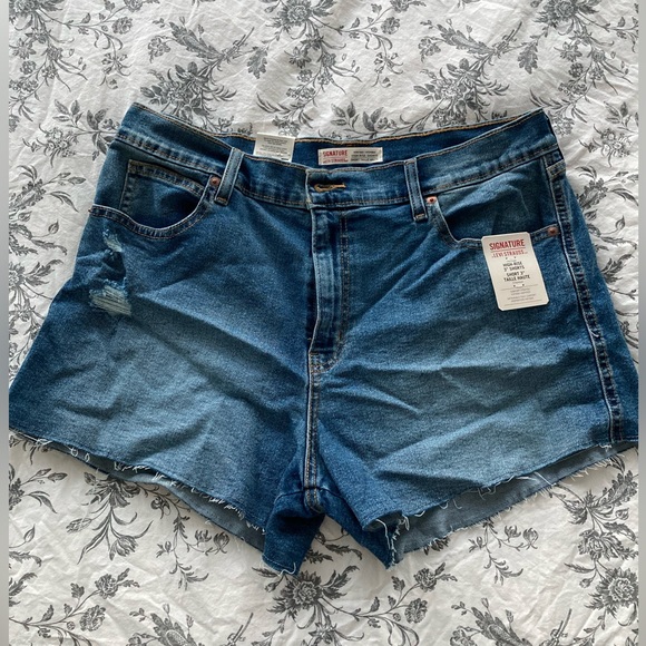 LEVI STRAUSS medium wash denim high rise 3” jean shorts ✨50% OFF BUNDLES✨ - Picture 3 of 9